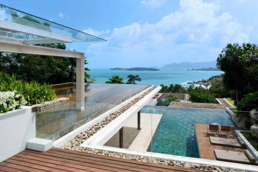 Pool with Balustrade posts